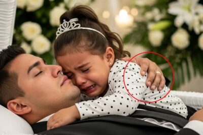 A little girl hugged her father in the eerie coffin./th