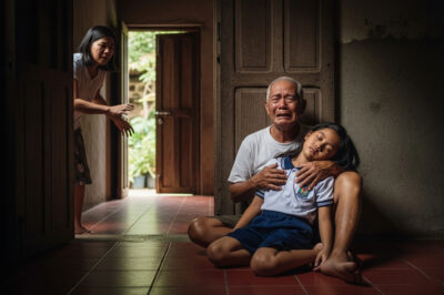 Inaalagaan ni lolo ang kanyang 10 taong gulang na apo araw-araw. Isang araw, may nakitang kakaiba ang kapitbahay nang siya ay dumalaw. Nagulat siya at agad na tumawag ng pulis. /dn
