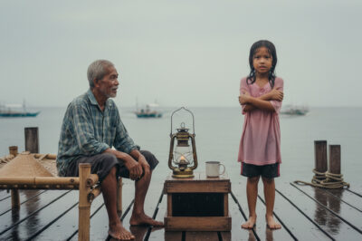 Isang mabagyong gabi noong taong iyon, isang walang tirahan na matandang lalaki sa tabi ng ilog ang nagligtas sa isang batang babae na malapit nang maanod ng baha. Nang magising siya kinaumagahan, nawawala ang batang babae./hi