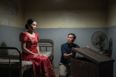 Noong gabi ng aming kasal, habang naghahanda na akong matulog, biglang may hinugot ang aking asawa mula sa ilalim ng kama na nagpatigil sa akin. Nakakagulat ang sikreto tungkol sa kanyang pamilya./hi