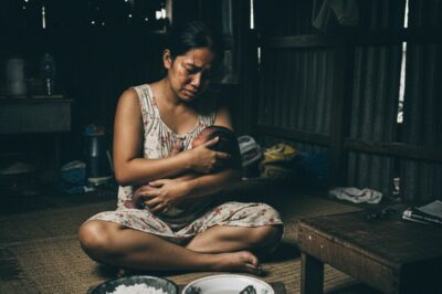 Isang asawa ang nagbibigay ng 15,000 PHP bawat buwan sa kanyang ina para alagaan ang kanyang bagong panganak na asawa, ngunit nang bigla siyang umuwi, natigilan siya nang makita ang asawa na patagong kumakain ng isang mangkok ng KANING PANIS NA HINALUAN NG ULO AT TINIK NG ISDA./hi