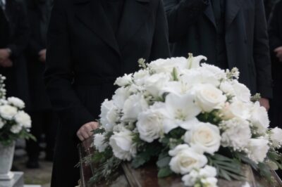 Sa libing ng aking asawa, habang lahat ay nakayuko ang ulo, naramdaman kong may nakatitig sa akin. Tumingala ako—at nakita ko siya sa gitna ng mga tao./th