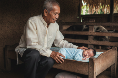 Nang umuwi si Minh sau ng isang biyahe sa trabaho nang mas maaga kaysa inaasahan, hindi niya kailanman inakalang matutulog ang sariling anak niya sa isang lumang higaan sa tabi ng kulungan ng baboy, ayon sa utos ng madrasta nito. At ang sumunod na nangyari ay nagpayanig sa lahat…