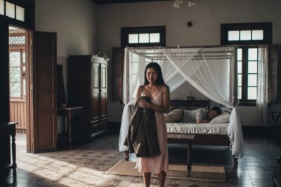 patuloy siyang bumubulong, isang ngisi ang sumilay sa kanyang natutulog na mukha, isang ngiting nagpalamig sa aking likod./hi