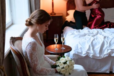 Sa gabi ng aking kasal, dinala ng aking asawa ang kanyang kerida at pinilit niya akong panoorin sila. Ang nalaman ko makalipas ang isang oras ay tuluyang nagbago ng lahat/th