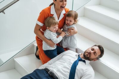 Pagkatapos ng pagkahulog sa hagdan, nagpanggap na walang malay ang amo—ang ginawa ng yaya pagkatapos ay nagpaiyak sa kanya/th